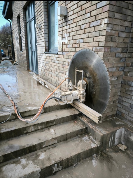 Алмазная резка железобетона, кирпича, гранита